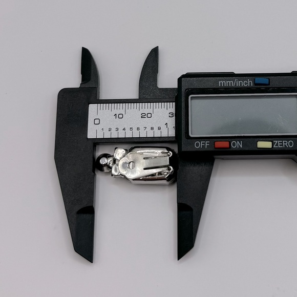 VINTAGE Red Crystal Clip-On Earrings - Picture 12 of 13